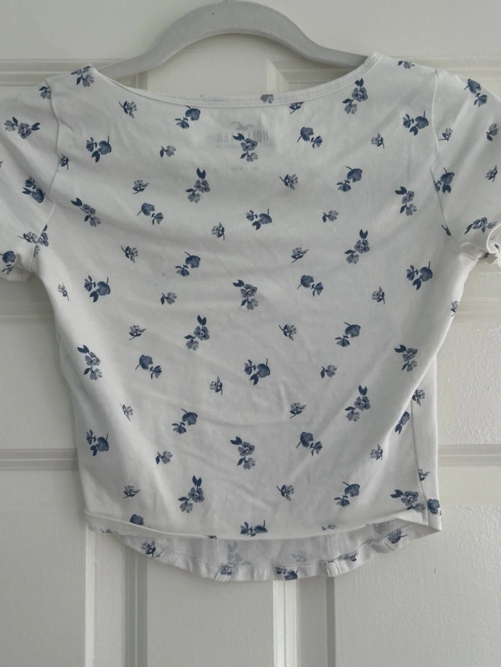 Hollister White Cropped Scoop Top with Blue Floral Print - Picture 2 of 4